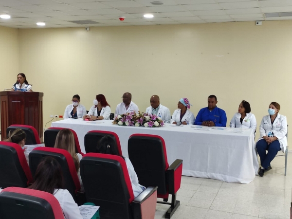 Hospital Maternidad la Altagracia juramenta comit&eacute; de Lactancia Materna y entrega certificados a m&eacute;dicos residentes capacitados en el tema