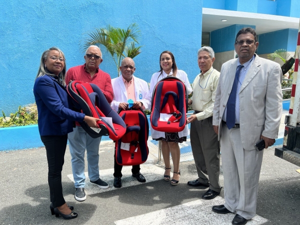 Hospital Maternidad la Altagracia recibe donaci&oacute;n de 600 cargadores multiusos para beb&eacute;s a trav&eacute;s del INAIPI