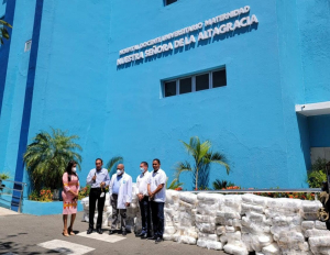 Director HUMNSA recibe donaci&oacute;n de 50 mil pa&ntilde;ales de empresarios a trav&eacute;s de la Fundaci&oacute;n Cruz Jiminian.