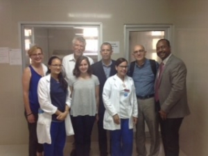 M&eacute;dicos del Hospital Memorial North Western de Chicago, Illinois Visitan el HUMNSA.