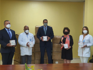 HUMNSA recibe aporte de 10 mil mascarillas KN95 de la Fundaci&oacute;n Popular.