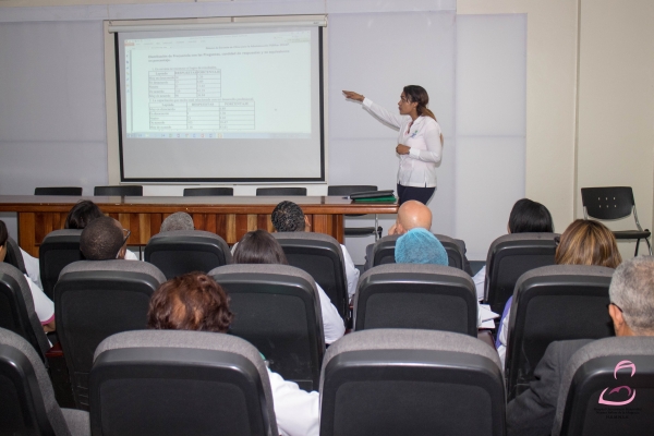 Maternidad la Altagracia socializa resultados encuesta clima laboral aplicada por el Ministerio de Administraci&oacute;n P&uacute;blica.