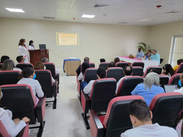 HUMNSA inicia evaluaci&oacute;n trabajos de tesis de los nuevos m&eacute;dicos especialistas en diferentes ramas.