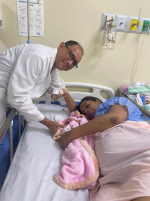 Santo Domingo D.N.- El Hospital Universitario Maternidad nuestra Se&ntilde;ora de la Altagracia, registr&oacute; el nacimiento de una beb&eacute; concebido v&iacute;a in vitro, el cual se encuentra en perfectas condiciones de salud, seg&uacute;n inform&oacute; el doctor Luis Manuel Esca&ntilde;o, g